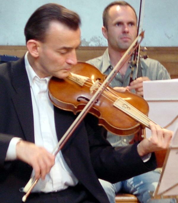 Sometimes the owner of the collection wants to have a try of this wonderful instrument: here as concertmaster during a production of Händel's Messias in Germany. Not a bad bow grip, one would venture to say.